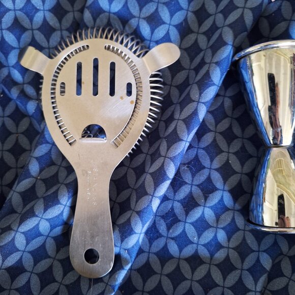 cocktail strainer and double sided shotglass - Picture 4 of 7